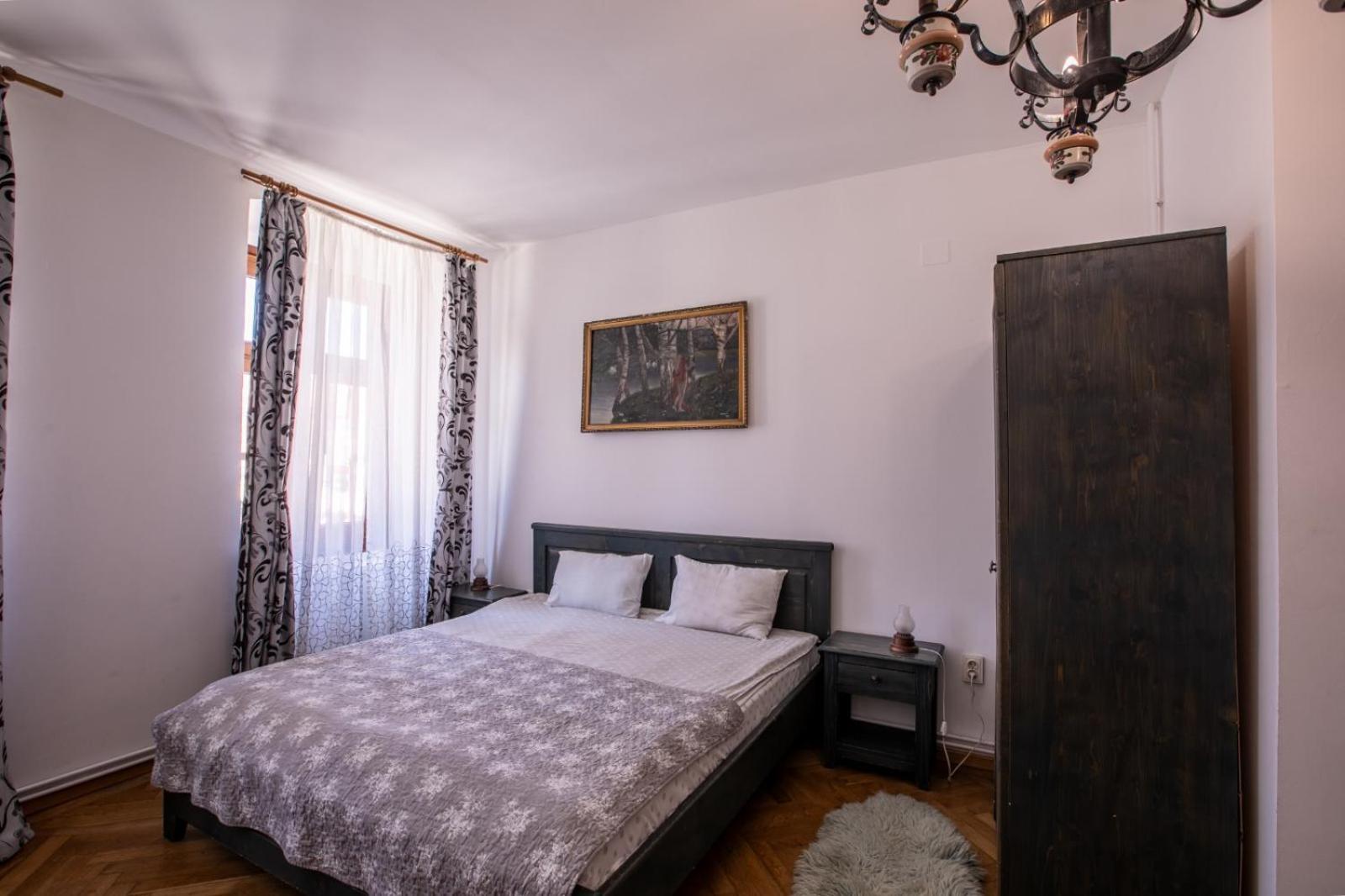 4 Rooms Piata Sfatului Брашов Екстер'єр фото