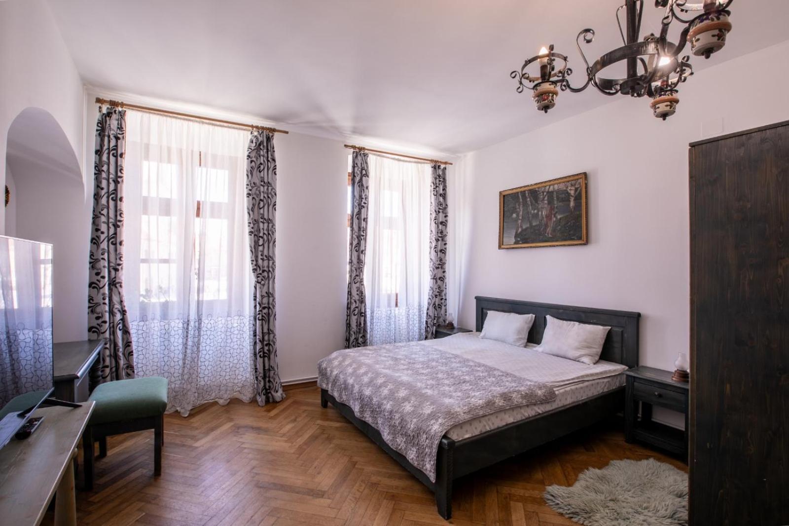 4 Rooms Piata Sfatului Брашов Екстер'єр фото
