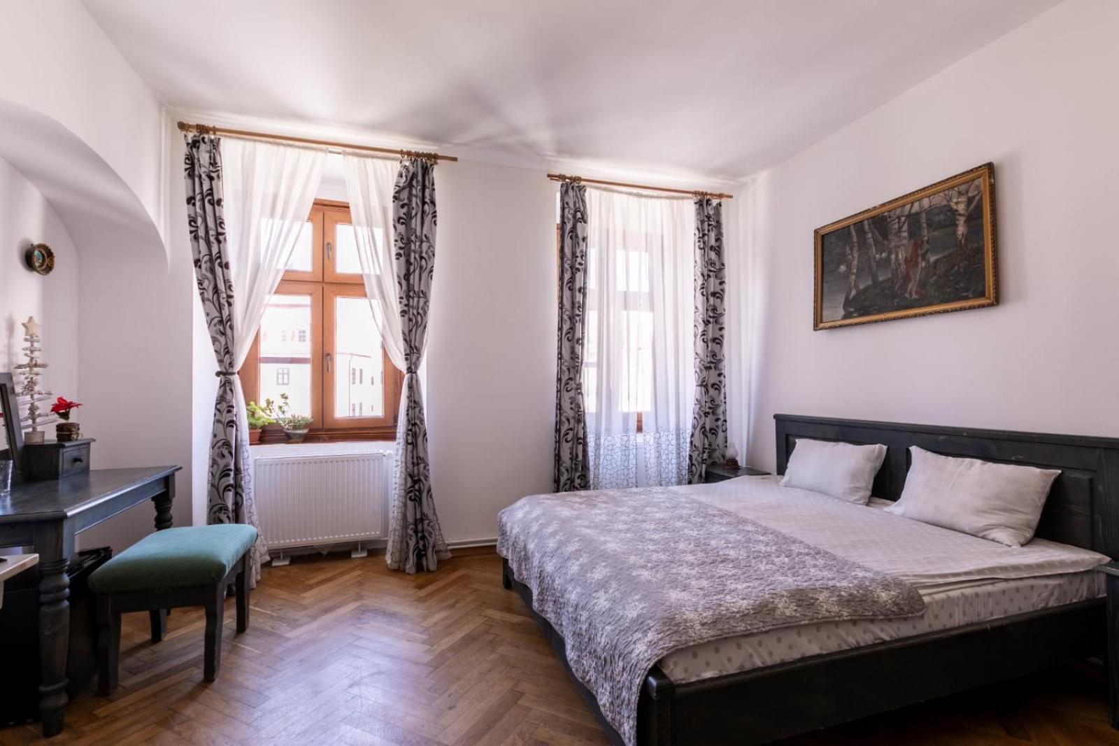 4 Rooms Piata Sfatului Брашов Екстер'єр фото